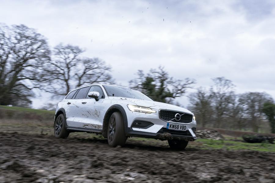  Volvo V60 D4 Cross Country 2019 года  (UK) (фото 2 из 43)